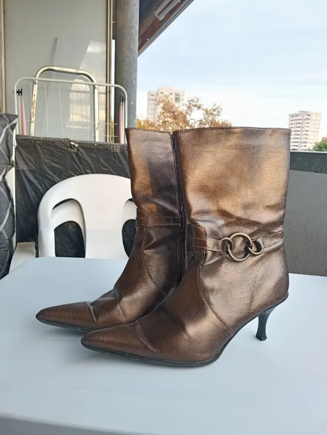 Botas de tacón marrón y dorado