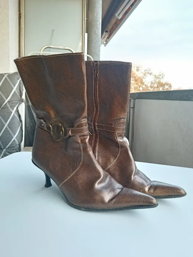 Botas de tacón marrón y dorado