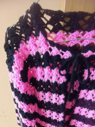 Chaqueta tejida a mano negra y fucsia