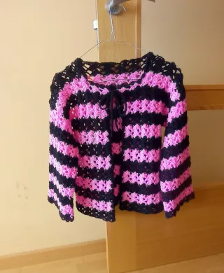 Chaqueta tejida a mano negra y fucsia