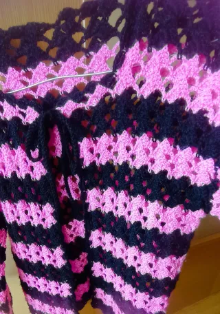 Chaqueta tejida a mano negra y fucsia