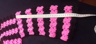 Chaqueta tejida a mano negra y fucsia