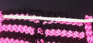 Chaqueta tejida a mano negra y fucsia