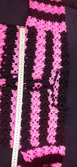 Chaqueta tejida a mano negra y fucsia