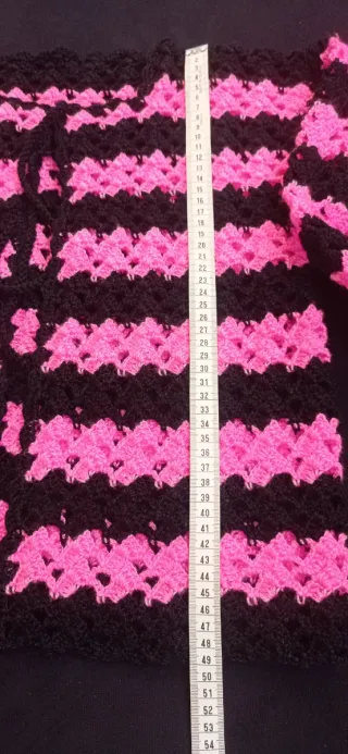 Chaqueta tejida a mano negra y fucsia