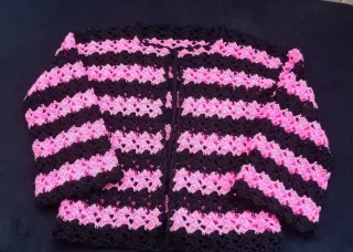 Chaqueta tejida a mano negra y fucsia