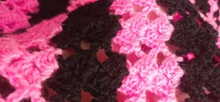 Chaqueta tejida a mano negra y fucsia