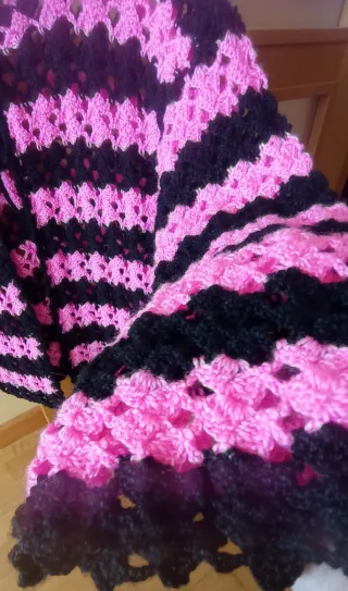 Chaqueta tejida a mano negra y fucsia