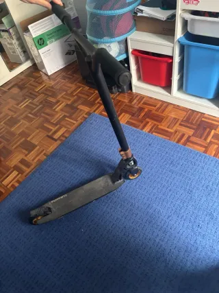 Patinete Scooter Negro y Dorado