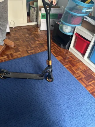 Patinete Scooter Negro y Dorado