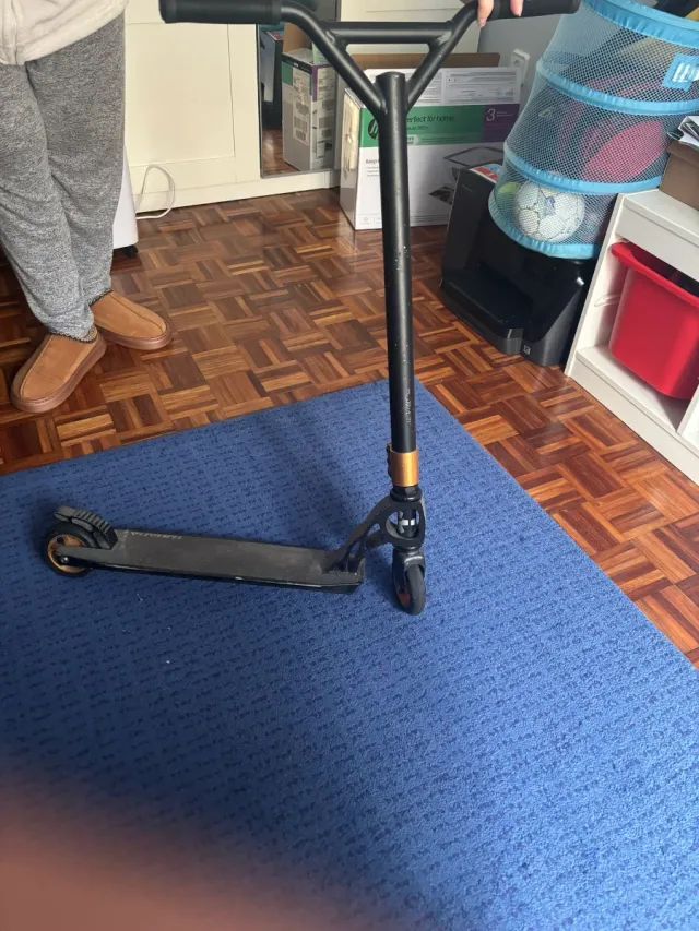 Patinete Scooter Negro y Dorado