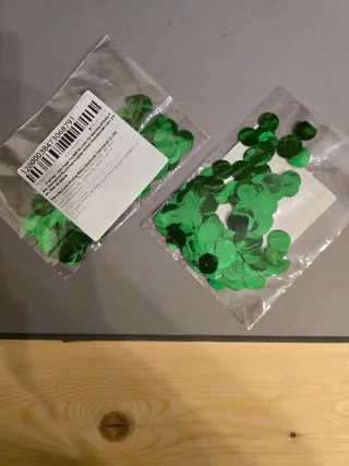 Coriandoli verdi 10g a busta sono due buste in 20g