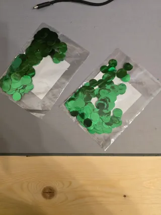 Coriandoli verdi 10g a busta sono due buste in 20g