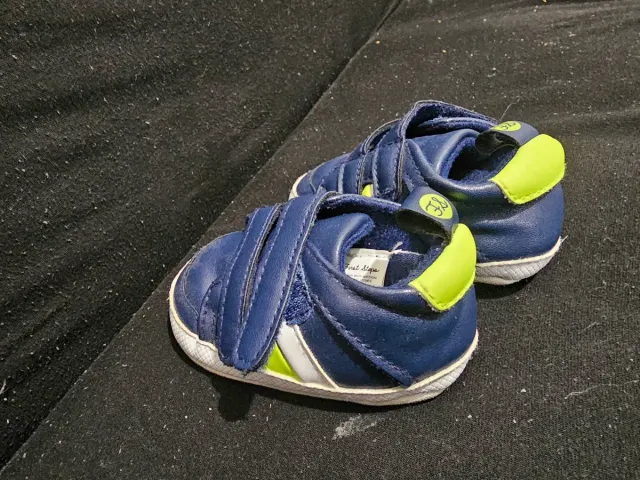 Zapatos de bebé azul y verde