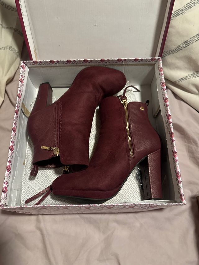 Botines de tacón rojos