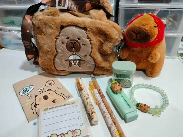 Peluche Capibara con collar rojo