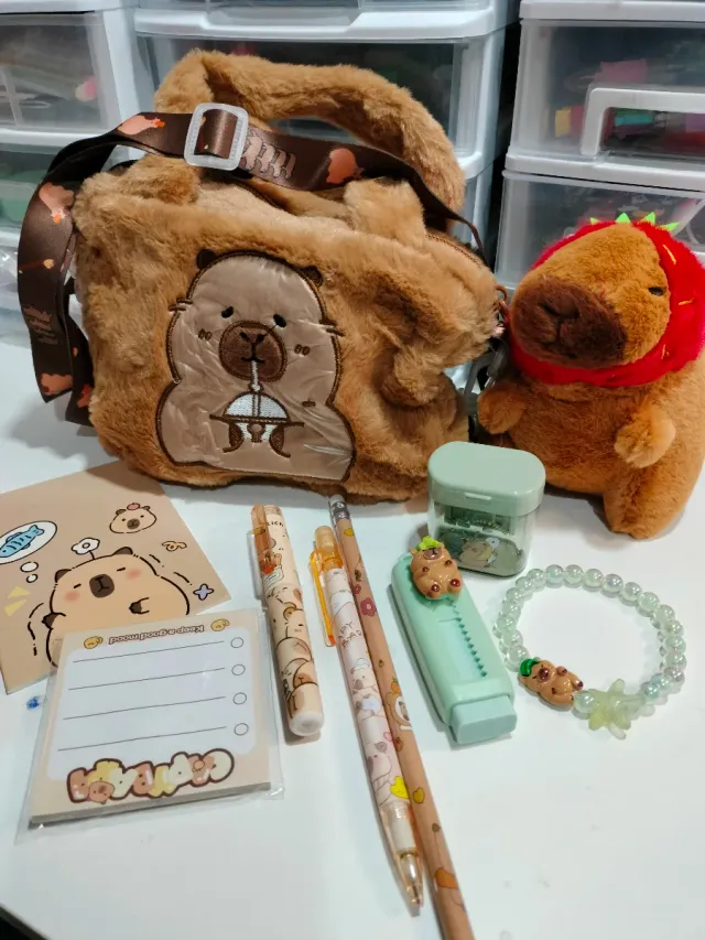 Peluche Capibara con collar rojo