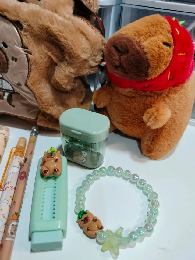 Peluche Capibara con collar rojo