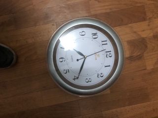 Reloj de pared plateado y blanco