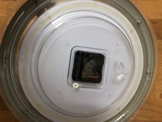 Reloj de pared plateado y blanco