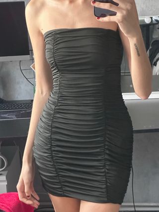 Vestido tubo negro fruncido