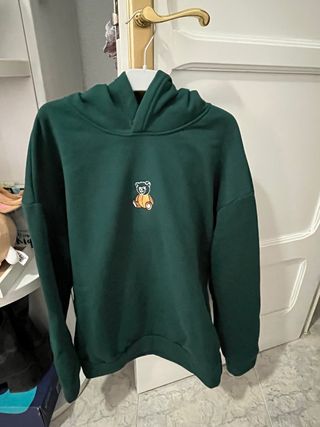 Sudadera Verde con Oso Bordado