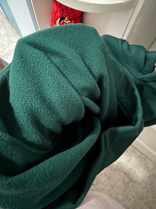 Sudadera Verde con Oso Bordado