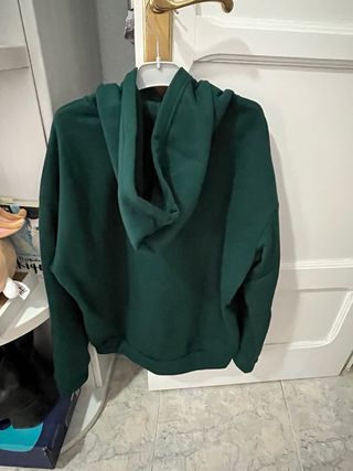 Sudadera Verde con Oso Bordado