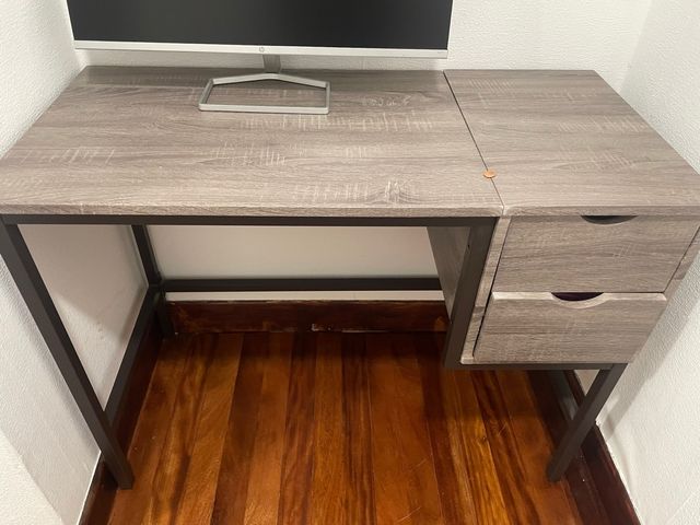 Escritorio madera y metal grisáceo