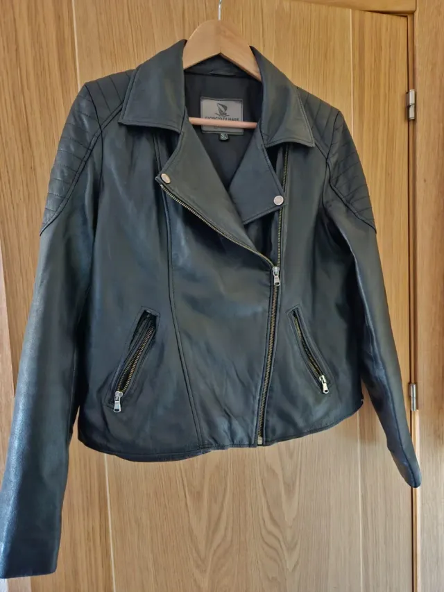 Chaqueta de piel negra