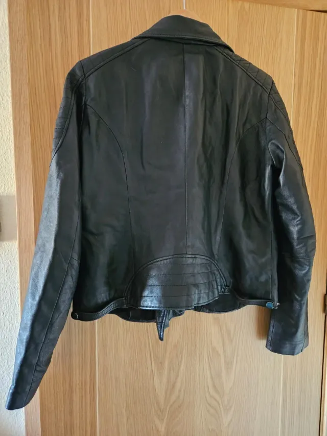Chaqueta de piel negra