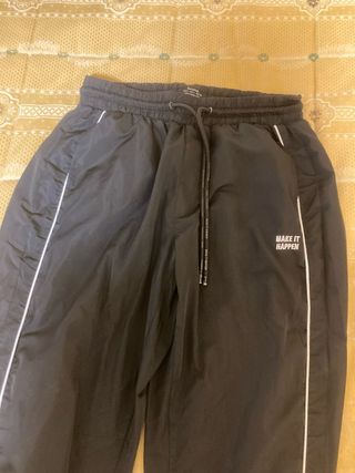 Pantalones chándal Bershka estilo impermeable