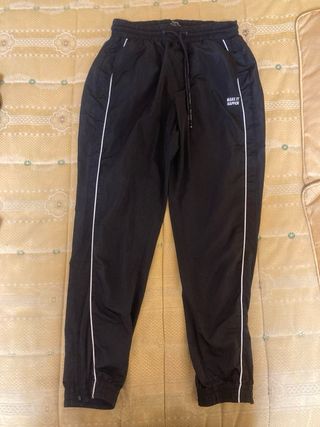 Pantalones chándal Bershka estilo impermeable