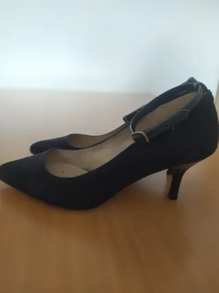 Zapatos negro de salón de piel.