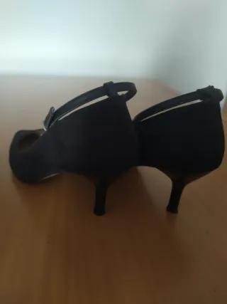 Zapatos negro de salón de piel.