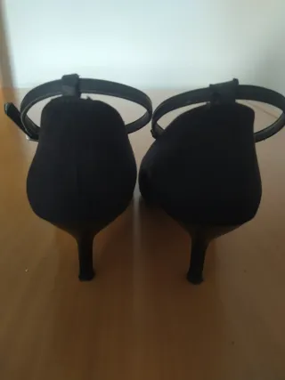 Zapatos negro de salón de piel.