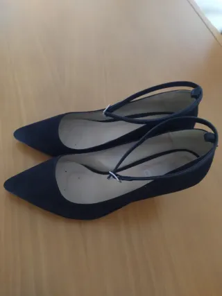 Zapatos negro de salón de piel.