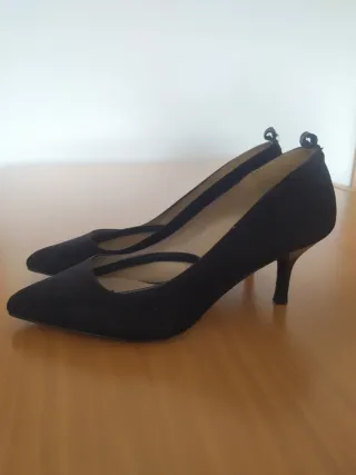 Zapatos negro de salón de piel.