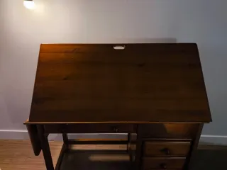 Escritorio de madera con cajones