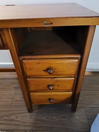 Escritorio de madera con cajones