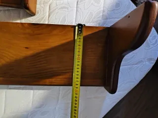 Escritorio de madera con cajones