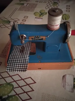 Máquina de coser antigua de juguete Regina