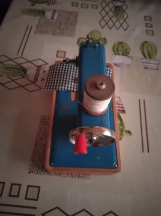 Máquina de coser antigua de juguete Regina