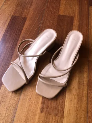 Sandalias nude tacón cuadrado