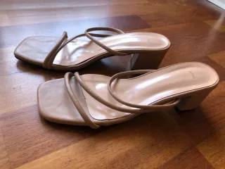 Sandalias nude tacón cuadrado