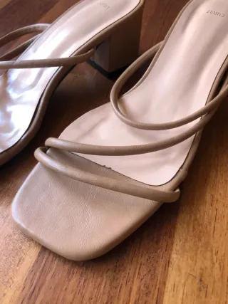 Sandalias nude tacón cuadrado