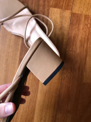 Sandalias nude tacón cuadrado