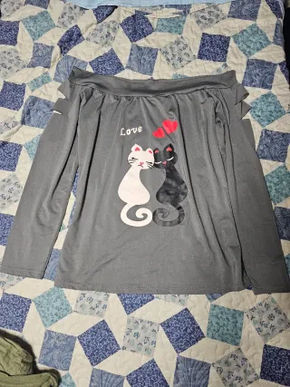 Ropa de mujer con gatos y corazones.