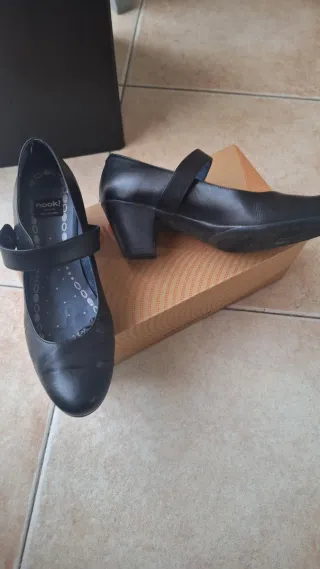 Zapatos negros de tacón con tira de piel