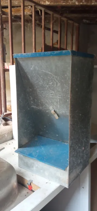 Comedero metálico para animales